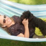 Entspannung mit Cookie im Garten