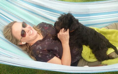 Entspannung mit Cookie im Garten